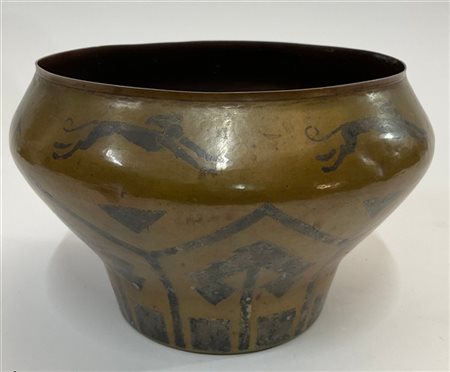 Fernand Grange Vaso dinanderie Art Déco in rame con decoro in argento. Francia,