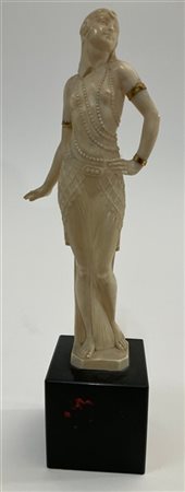 Joé Descomps-Cormier (Attribuito)

"Regal"
Scultura in avorio raffigurante princ