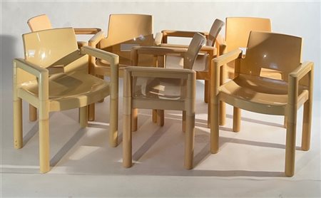 UPO FORNITURE Lotto di sette poltroncine in plastica pressofusa di colore beige.
