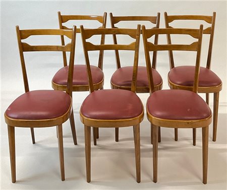 Lotto di sei sedie in faggio con seduta imbottita in ecopelle bordeaux. Italia,