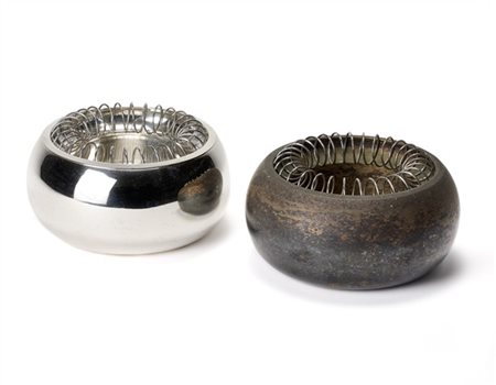 Achille Castiglioni Coppia di posaceneri modello "Spirale". Produzione Bacci, It