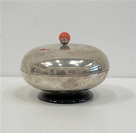 Portacipria déco in argento con presa in corallo e base in bachelite. Interno a