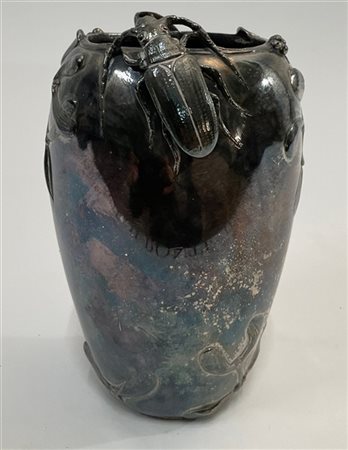 Frédéric Debon Vaso Art Nouveau in fusione metallica argentata decorato da coleo