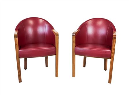 Poltrona Frau Coppia di poltroncine modello "Diamond" in noce e pelle bordeaux.