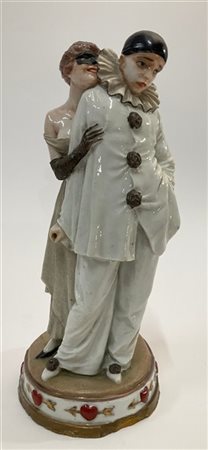 Manifattura Fabris Gruppo in porcellana policroma raffigurante Pierrot e damina