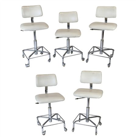 Lotto composto da cinque sgabelli con piedi muniti di rotelle. Germania, anni '