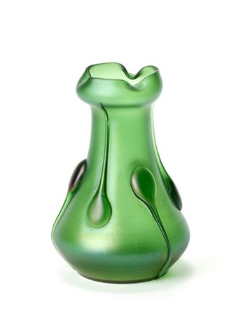 Loetz (Attribuito)
Vaso in vetro soffiato verde con superficie esterna iridata e