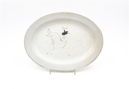 Società Ceramica Richard Vassoio con decoro monocromo a motivo circense. Milano,