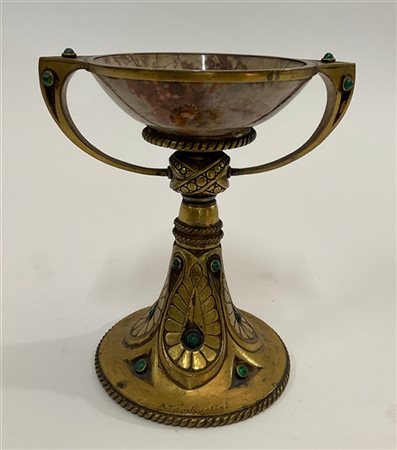 Achille Tamburlini Coppa biansata in pietra dura con montatura in metallo e appl