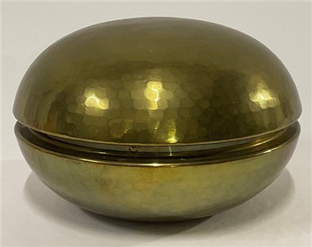 Zanetto Scatola portagioie in ottone martellato. Italia, anni '70. (h cm 9; d cm