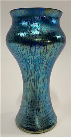 Loetz (Attribuito)
Vaso in vetro soffiato blu trasparente con superficie esterna