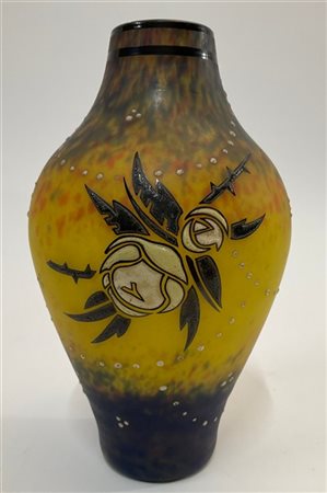 Delatte Vaso in vetro policromo smaltato con decoro a fiori su sfondo giallo e v