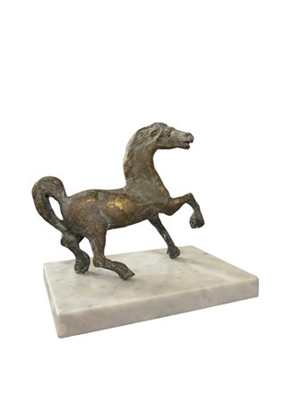 Emo Varone (XX secolo - ) 
Cavallo rampante 
bronzo 15 x 14 cm