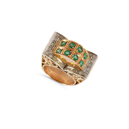 ANELLO in oro giallo e bianco 18 KT con brillanti e smeraldi