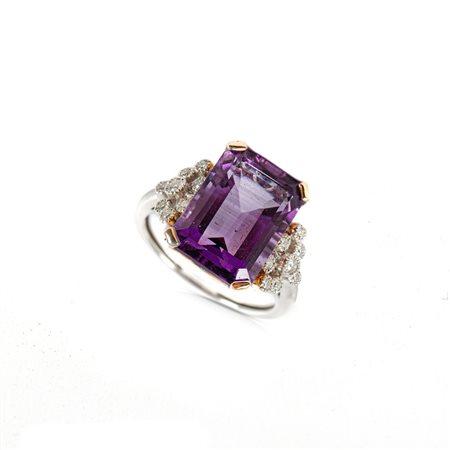 ANELLO in oro bianco e giallo 18 KT con brillanti e ametista