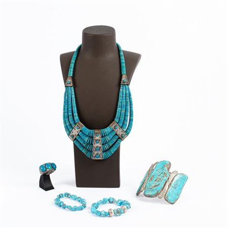 COLLANA, ANELLO E TRE BRACCIALI in argento e turchese