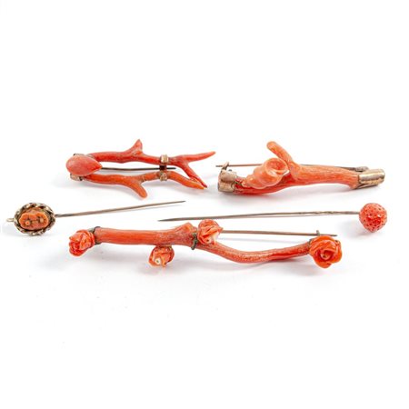 TRE SPILLE E DUE SPILLONI in oro giallo 9 KT e corallo