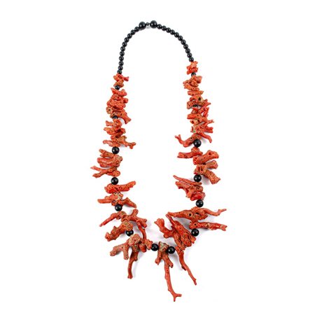 COLLANA con tralci di corallo e sfere di pietra lavica