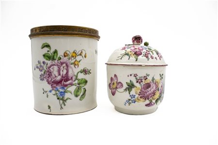 Manifattura di Mennecy, secolo XVIII. Lotto composto da una scatola con coperch