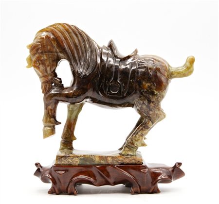 Cavallo in pietra dura verde con venature marroni 
Cina, secolo XX 
(L. cm 17)