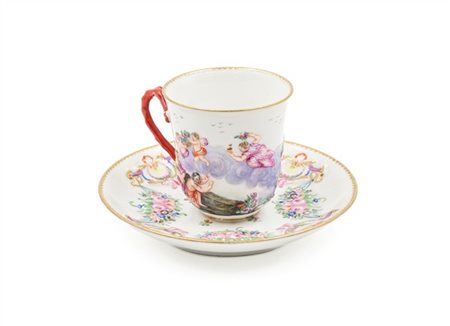 Manifattura di Ginori, secolo XIX. Tazza con piatto in porcellana decorata a ri
