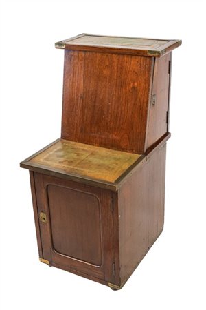 Scaletta Navy in rovere con anta pannellata frontale e due sportelli laterali,