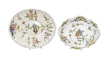Manifattura del secolo XVIII. Lotto composto da due diversi vassoi in maiolica