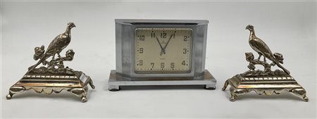 Lotto composto da un orologio d'appoggio con cassa in metallo e quadrante firma