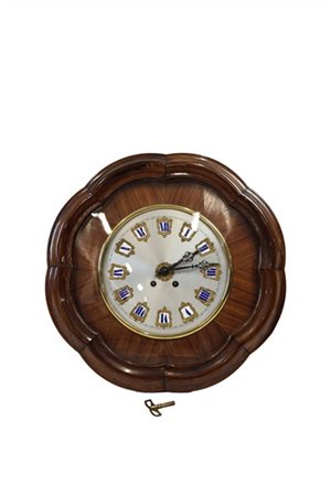 Orologio da parete del tipo "occhio di bue" in legno con fronte polilobato, qua