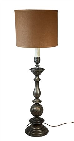 Torciera in metallo tornito e argentato su base circolare, elettrificata in epo