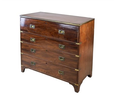 Cassettone del tipo Navy in mogano con fronte a quattro diversi cassetti di cui