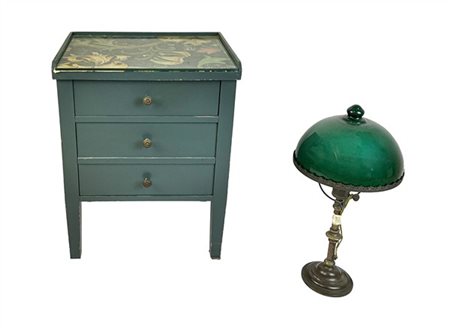 Lotto composto da un comodino a tre cassetti in legno tinto unito ad una lampad