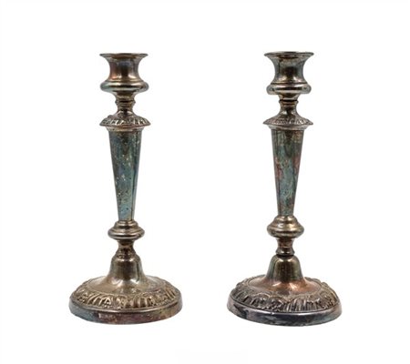 Coppia di candelieri in metallo argentato con fasce sbalzate a tralci di vite,