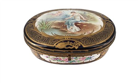 Manifattura francese, inizio secolo XX. Cofanetto di forma ovale in porcellana
