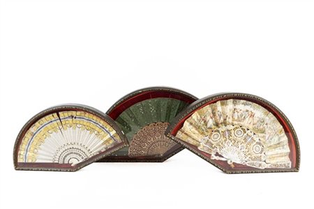 Lotto composto da tre diversi ventagli in materiali vari tra cui uno con stecch