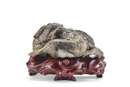 Intaglio in giada celadon raffigurante due animali fantastici 
Cina, secolo XX