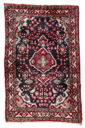 Tappeto Kirman, Persia, secolo XX. Decoro con medaglione rosso su fondo nero (c