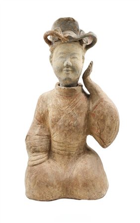 Figura femminile in terracotta con tracce di cromia. La figura assisa con una m