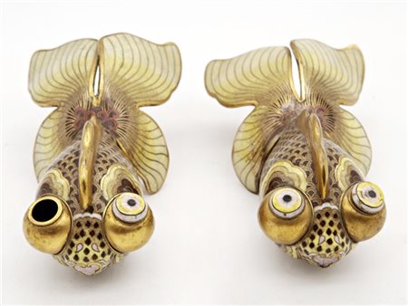 Due pesci in metallo smaltato cloisonné e dorature
Cina, secolo XX
(cm 19x12) (