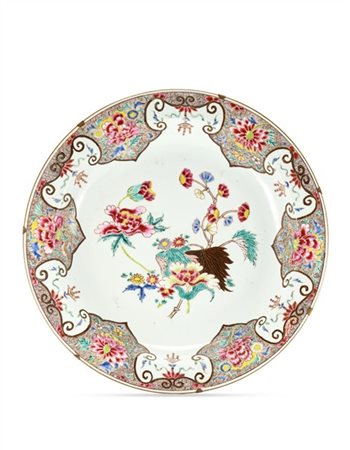 Piatto in porcellana policroma Famiglia Rosa decorato con motivi floreali 
Cina