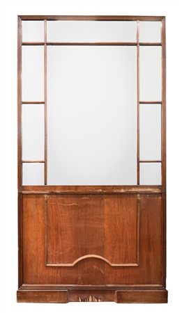 Grande specchiera fondo sala in noce, specchio con divisori a listelli. Italia,