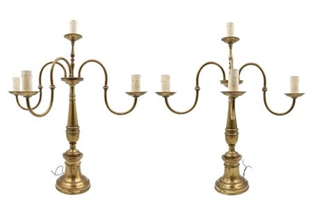 Coppia di candelabri in ottone a quattro luci con sostegno tornito, base circol