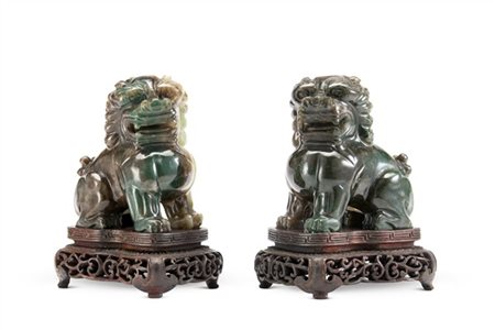 Coppia di cani di Pho in pietra dura
Cina, secolo XX
(cm 9x9) (lievi difetti)