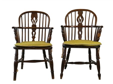 Coppia di poltrone in stile Windsor con gambe e montanti torniti, schienali a l