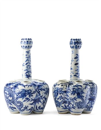 Coppia di vasi per tulipani, in porcellana bianca e blu, il corpo polilobato co
