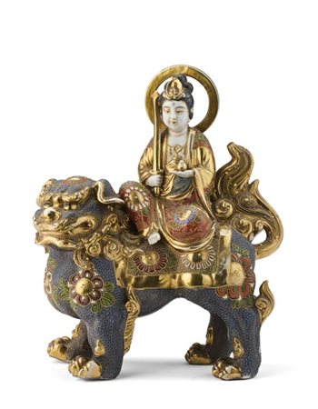Figura di Guanyin assisa sopra un dragone in porcellana Satsuma. 
Giappone, ini