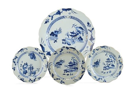 Lotto composto da un piatto e tre piattini a profilo mistilineo in porcellana b