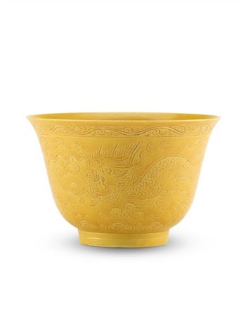 Tazzina in porcellana gialla decorata con draghi incisi all’esterno e gru all’i