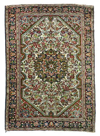 Tappeto Malayer, Persia, secolo XX. Decoro con medaglione polilobato su campo b