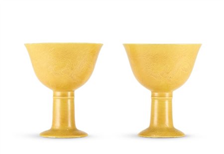 Coppia di stem cup in porcellana con invetriatura gialla decorate con draghi. R